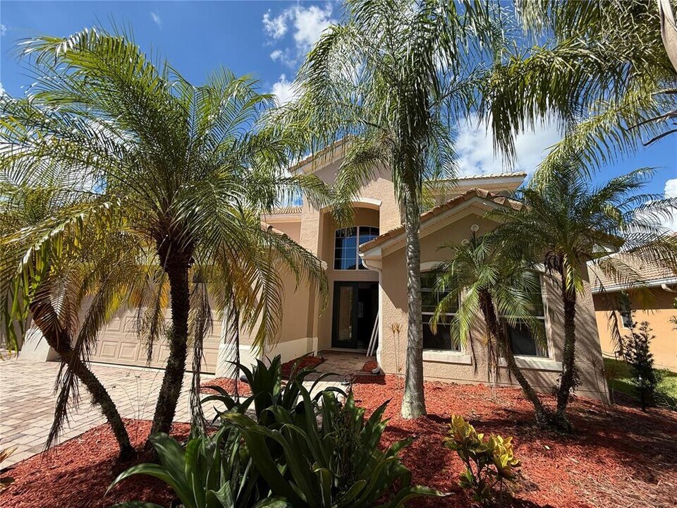 3811 Eagle Isle Cir in Kissimmee, FL - Building Photo