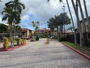 15500 SW 80th St in Miami, FL - Foto de edificio - Building Photo