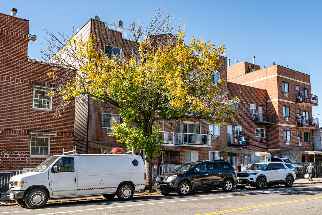 4510 111th St in Corona, NY - Building Photo