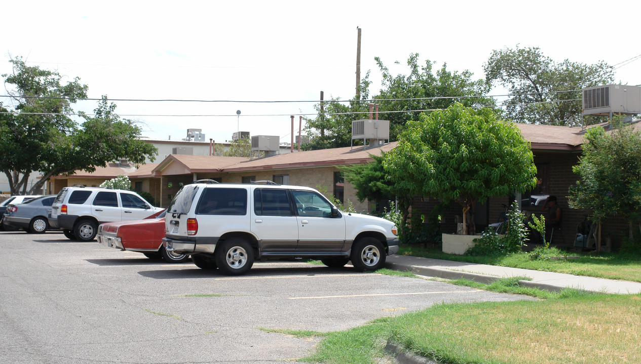 315 Nixon Way in El Paso, TX - Building Photo