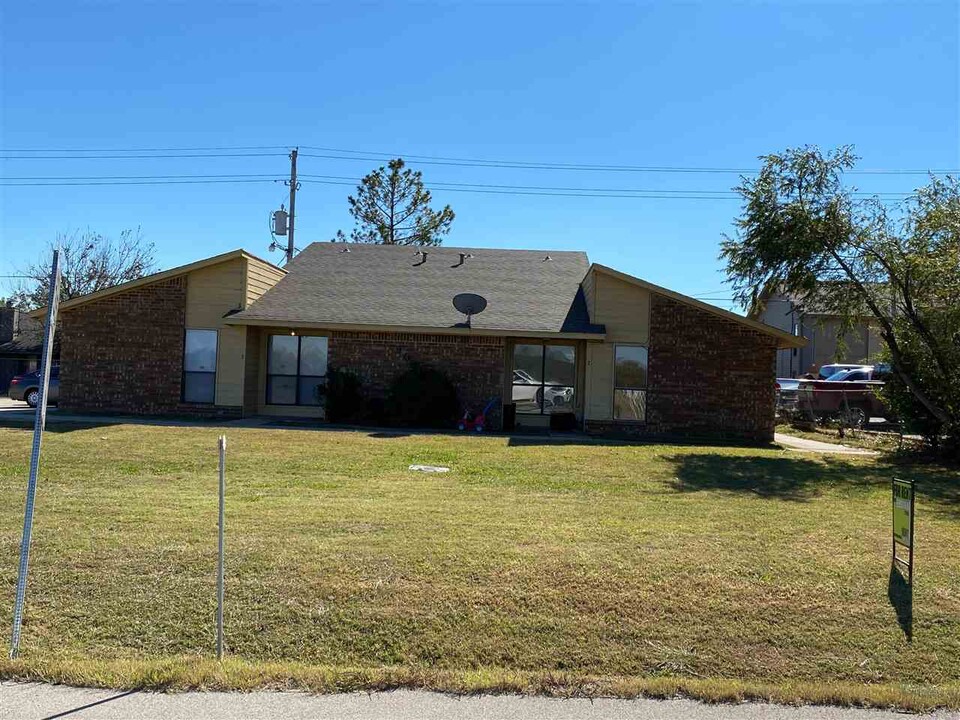 905 NE Rogers Ln in Lawton, OK - Building Photo