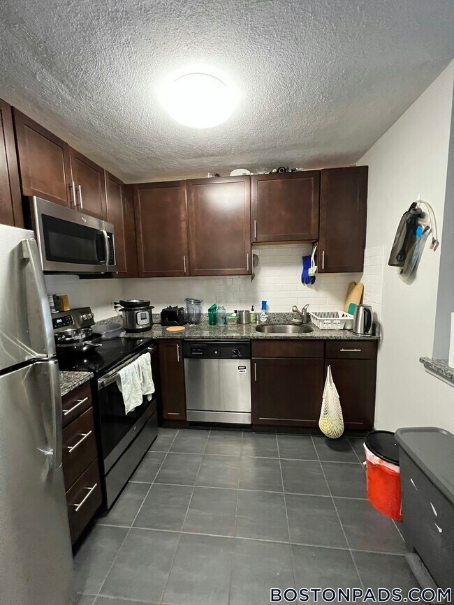 24 Whites Ave in Watertown, MA - Building Photo - Building Photo