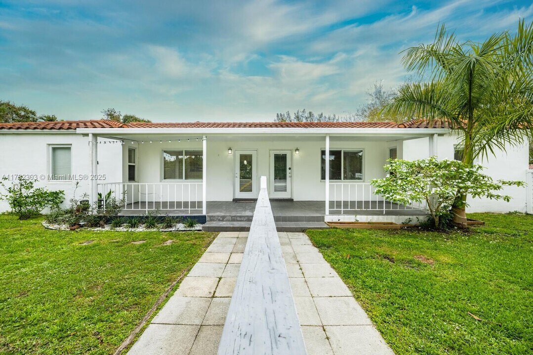1029 NE 113th St in Biscayne Park, FL - Building Photo