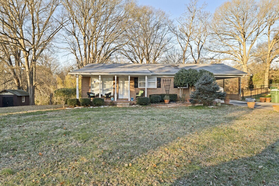 107 Maple Dr in Mount Holly, NC - Building Photo