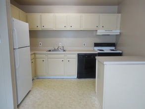 Quail Oaks Apartments in Petersburg, VA - Building Photo - Building Photo