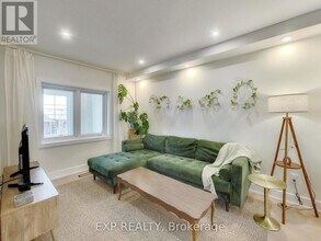 37 Gilbert Ave in Toronto, ON - Building Photo - Building Photo