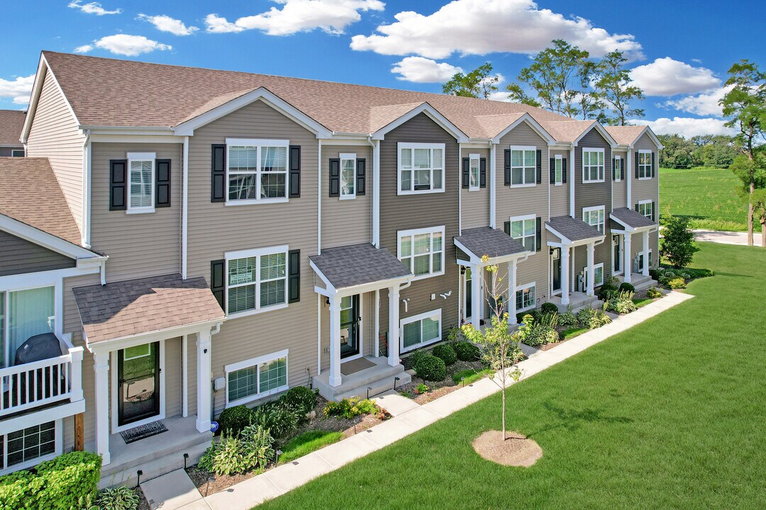 2307 Upland Rd in Pingree Grove, IL - Building Photo
