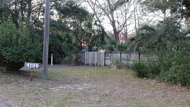 4100 W University Ave in Gainesville, FL - Foto de edificio - Building Photo