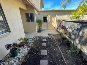 7369 Elmhurst Pl in Goleta, CA - Foto de edificio - Building Photo