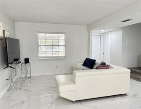 5118 Tennis Ct Cir in Tampa, FL - Building Photo - Building Photo