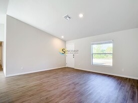 10466 Carnegie Ave in Englewood, FL - Building Photo