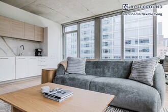 165 N Desplaines St in Chicago, IL - Foto de edificio - Building Photo