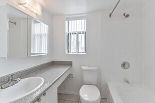 250 St George St in Toronto, ON - Building Photo