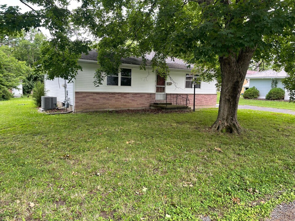 582 E Lebanon St in Nashville, IL - Building Photo