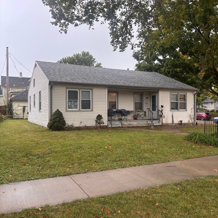 923 SW 8th Ave in Topeka, KS - Building Photo