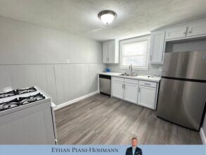 240 Dale St in Waltham, MA - Building Photo - Building Photo