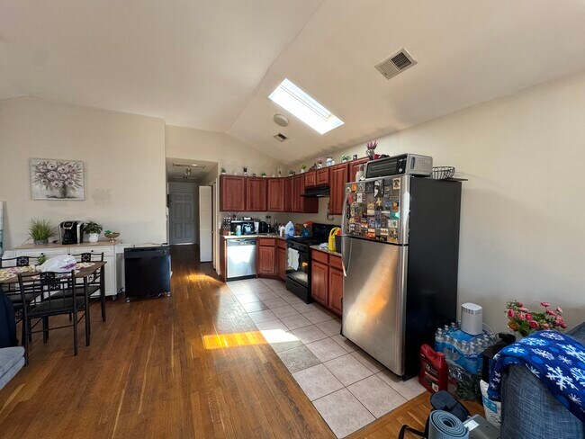 320 Claremont Ave, Unit 2nd floor in Jersey City, NJ - Foto de edificio - Building Photo