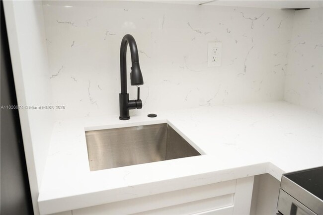 2411 NW 9th St in Fort Lauderdale, FL - Building Photo - Building Photo