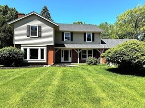 340 Crescent Ln in Thiensville, WI - Building Photo - Building Photo