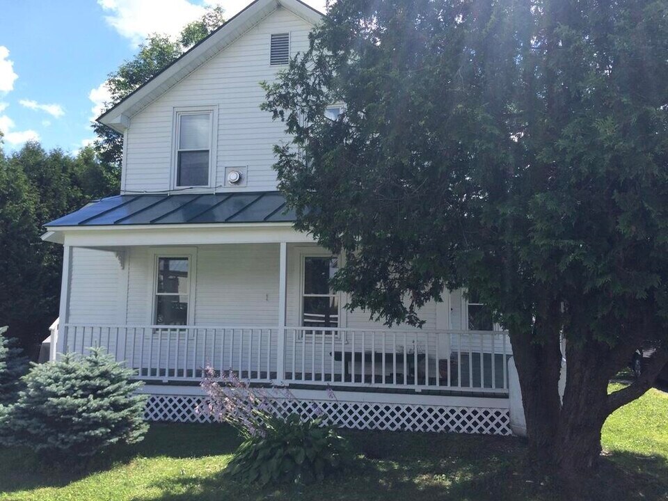 1711 W Woodstock Rd in Woodstock, VT - Building Photo