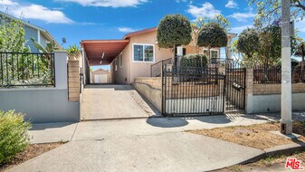 472 N Ezra St in Los Angeles, CA - Building Photo