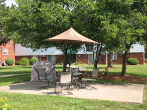 Bowling Green Village in Bowling Green, OH - Foto de edificio - Building Photo