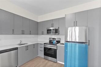 1559 NW 15th Street Rd, Unit 310 in Miami, FL - Building Photo - Building Photo