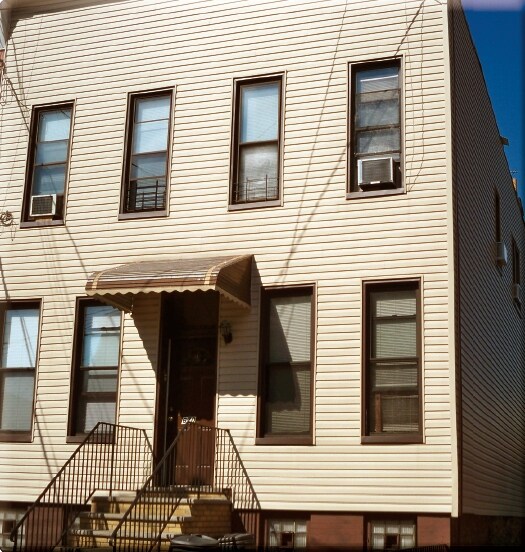 6704-6706 64th St in Ridgewood, NY - Foto de edificio