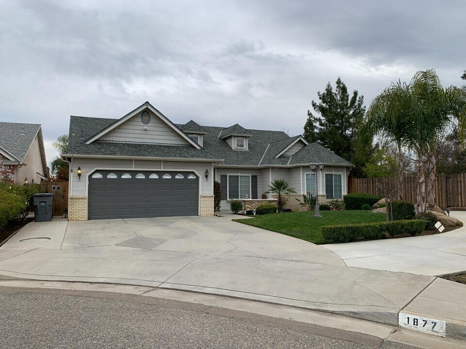 1877 E Turnberry Ave in Fresno, CA - Building Photo
