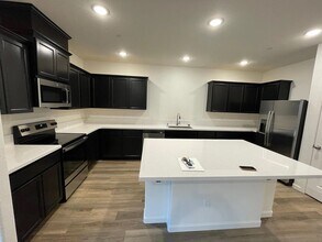 509 Bedfordshire Dr in Patterson, CA - Building Photo - Building Photo