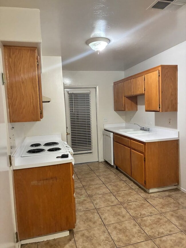 5101 S H St in Bakersfield, CA - Building Photo - Building Photo