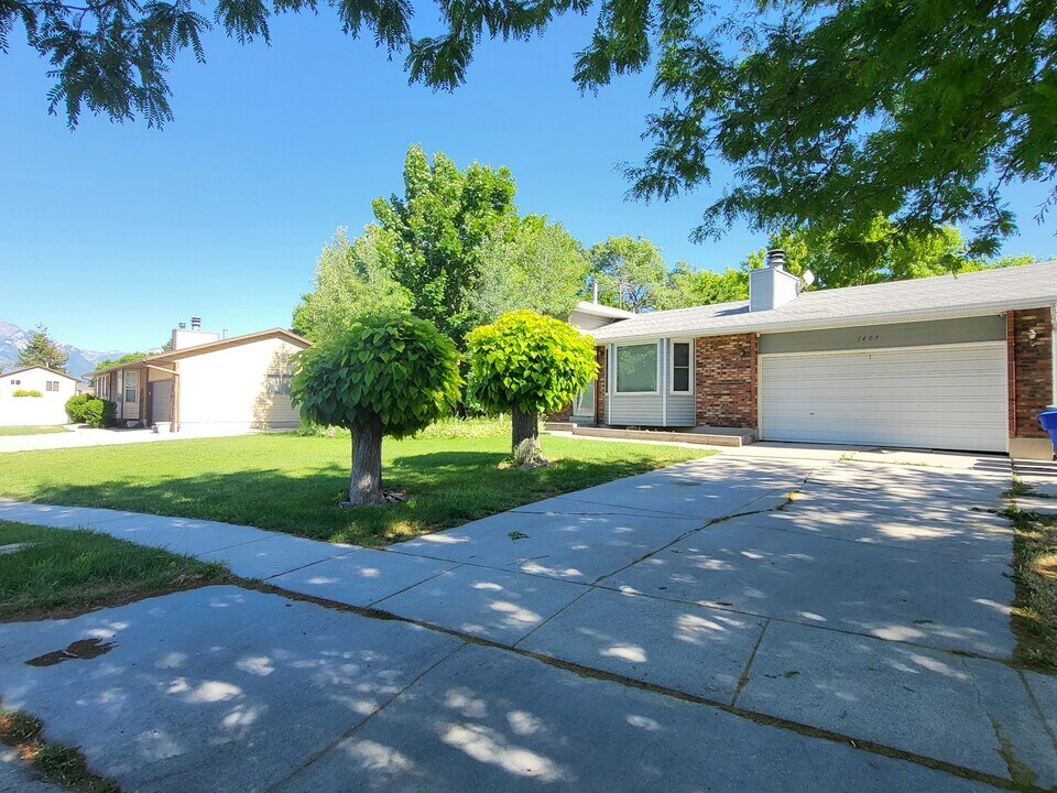 1409 W 8660 S in West Jordan, UT - Building Photo
