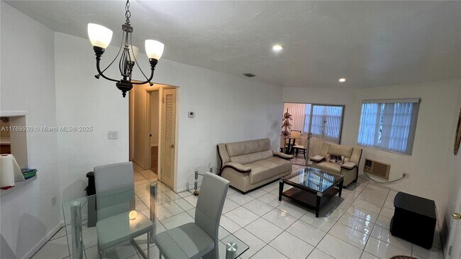 1701 NE Miami Gardens Dr in Miami, FL - Building Photo - Building Photo