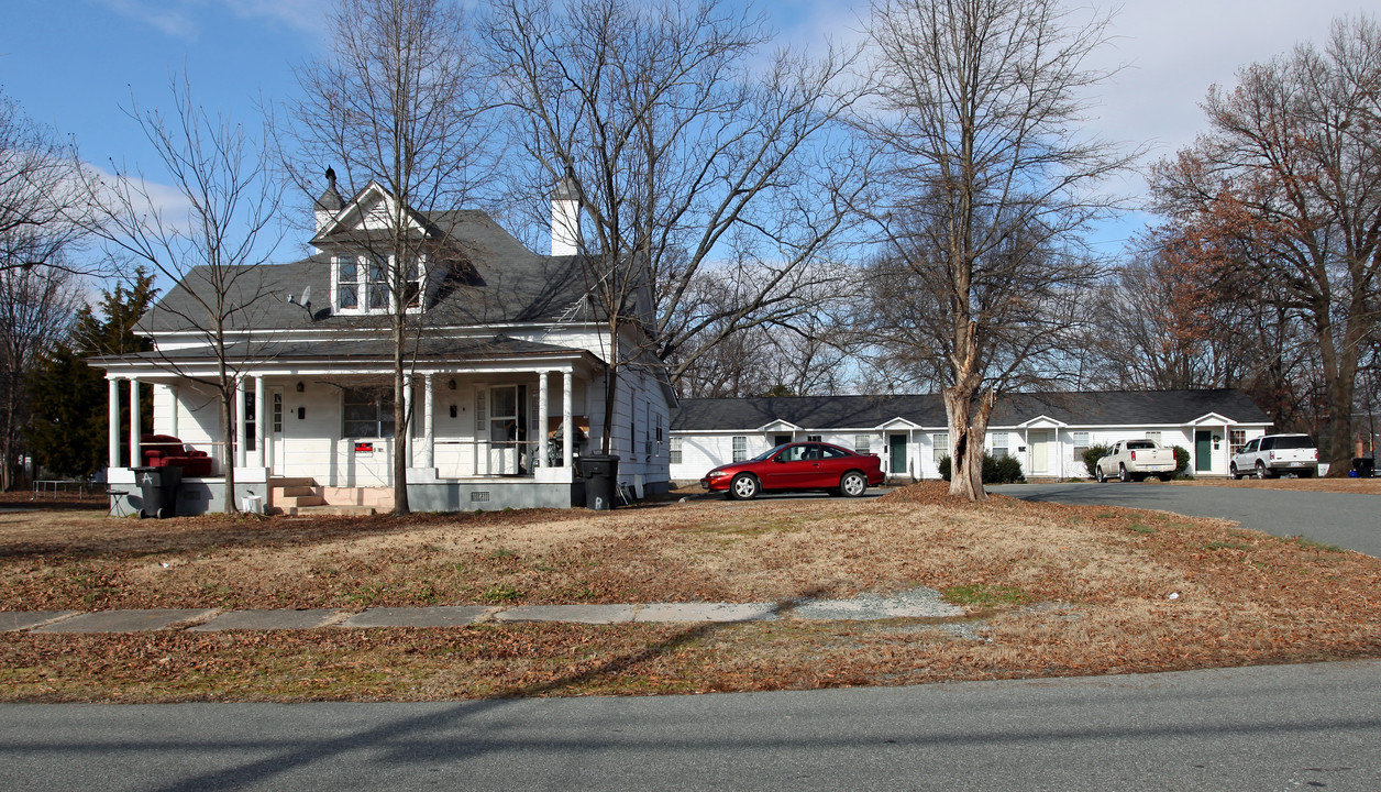 1016 Washington St in Burlington, NC - Foto de edificio