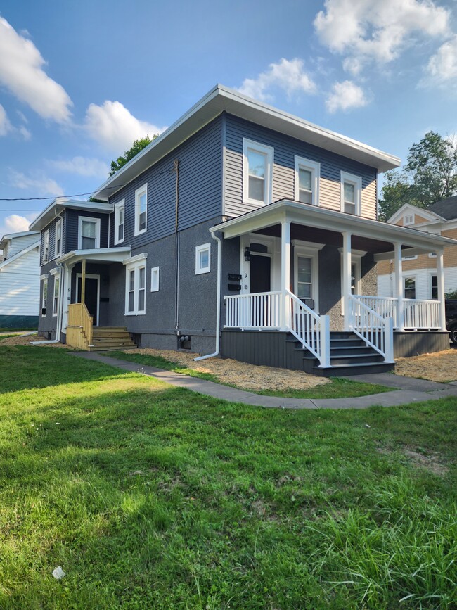 9 Sanger Ave, Unit 1st  Floor in New Hartford, NY - Foto de edificio - Building Photo