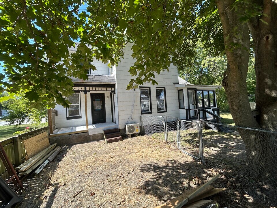 500 W Walnut St in Fairbury, IL - Building Photo