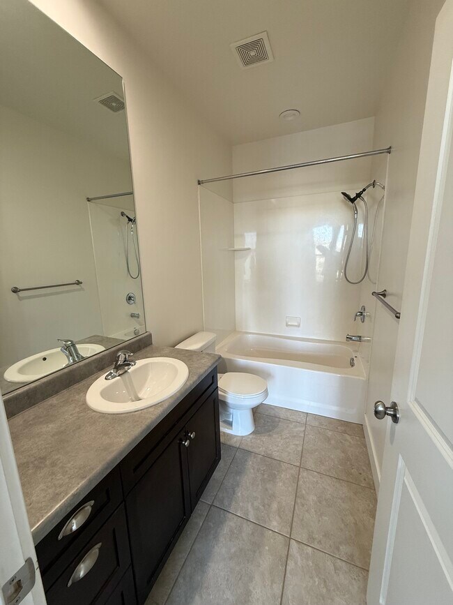 4911 W Daybreak Pky in South Jordan, UT - Foto de edificio - Building Photo