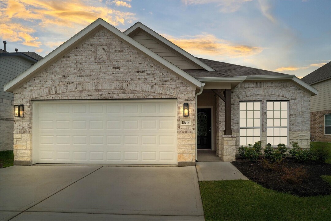 18218 Windy Knl Wy in Houston, TX - Building Photo