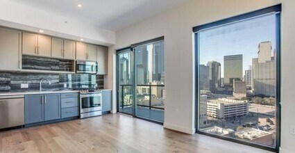 315 S Cesar Chavez Blvd in Dallas, TX - Building Photo - Building Photo