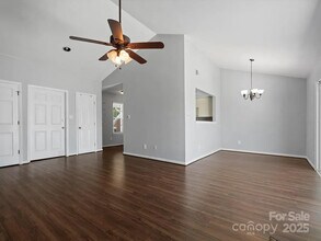 Room in Condo on S Vicksburg Park Ct in Charlotte, NC - Building Photo - Building Photo