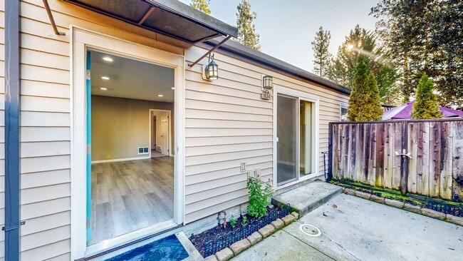 1634 Yardley St in Santa Rosa, CA - Building Photo - Building Photo