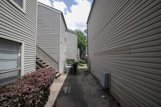 9707 Richmond Ave. in Houston, TX - Building Photo - Building Photo