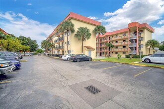 5300 W 21st Ct, Unit 312 in Hialeah, FL - Foto de edificio - Building Photo