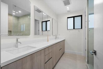 6812 SW 80th St in South Miami, FL - Foto de edificio - Building Photo