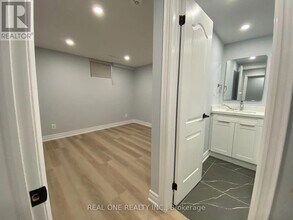 1186 Shadeland Dr in Mississauga, ON - Building Photo - Building Photo