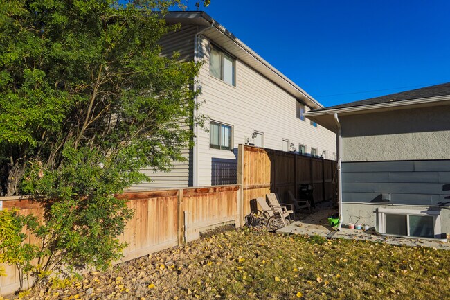 906 68 Av SW in Calgary, AB - Building Photo - Building Photo