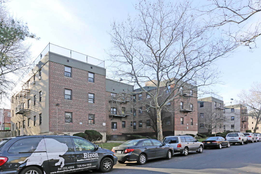 20-55 Crescent St in Astoria, NY - Building Photo