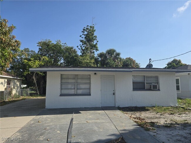 3135 Blount St in Ft. Myers, FL - Foto de edificio - Building Photo