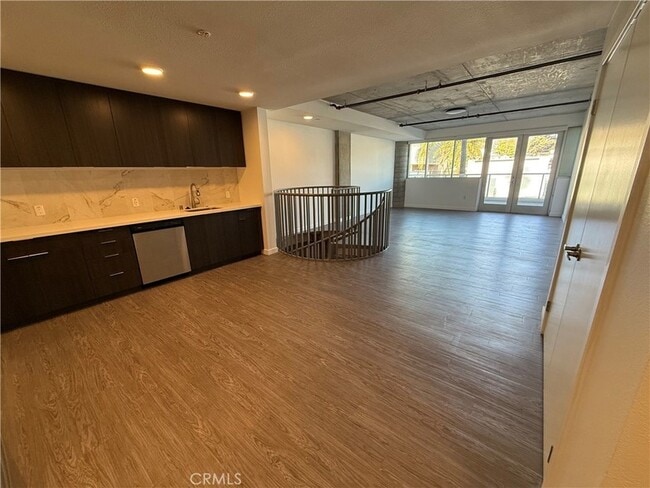 5750 Hollywood Blvd, Unit 232 in Los Angeles, CA - Building Photo - Building Photo