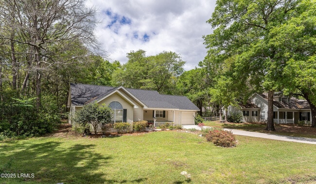 18 Le Moyne Dr in Beaufort, SC - Building Photo - Building Photo